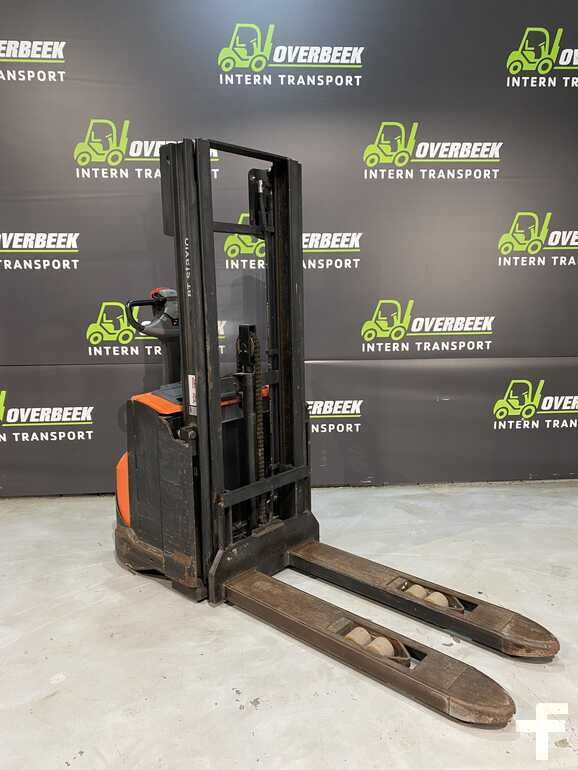 Toyota SWE120 electric pallet truck